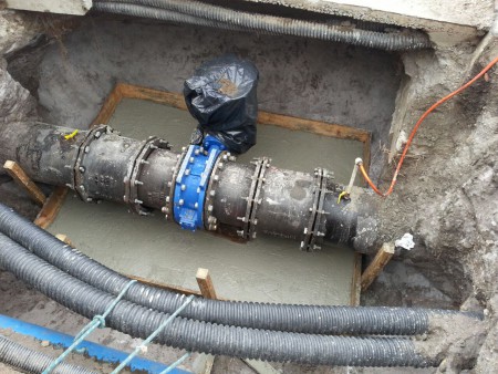 Valvula em uma linha em carga com o atuador protegido para a manutençao da caixa de concreto - "Alfa Barra Esquerda"  